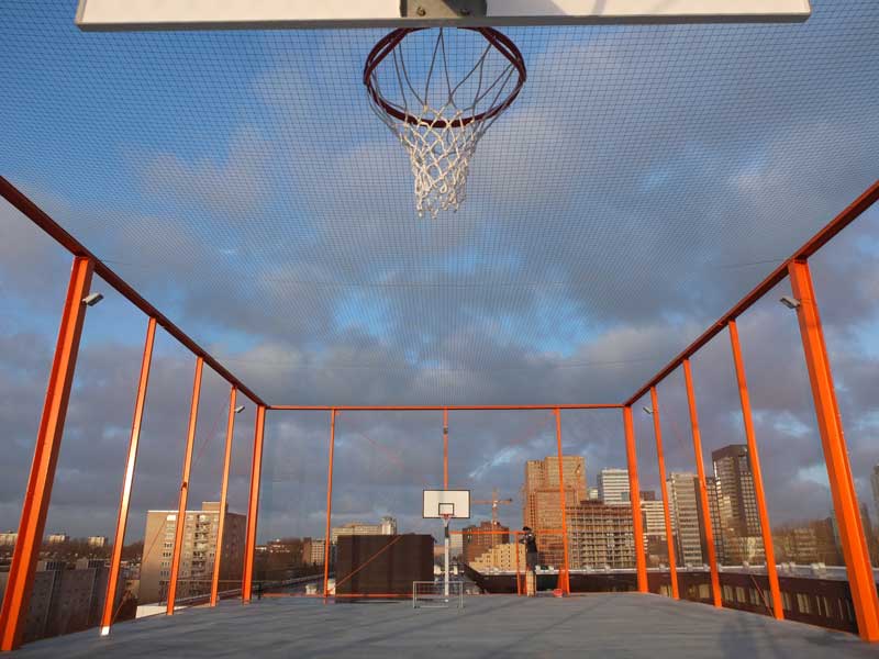 Oranje-rvs-kabelnetten-basketbal-kooi sportvelden