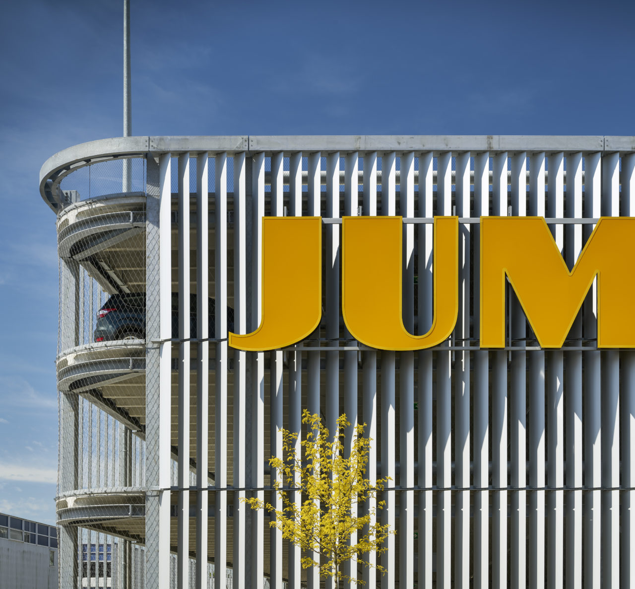 Jumbo-Distributiecentrum-met-RVS-kabelnetten-als-hekwerk-in-de-bij-parkeergarage-Carl-Stahl