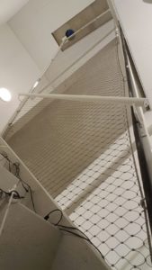 schalmgatnet tussen kabels en koker